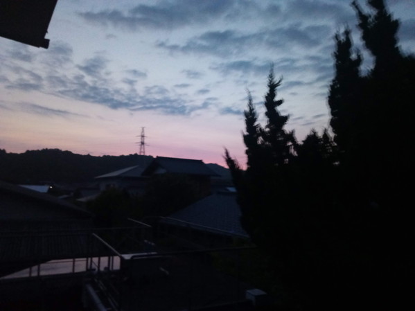 4時14分で東の空はこの明るさです！信じられますか！？