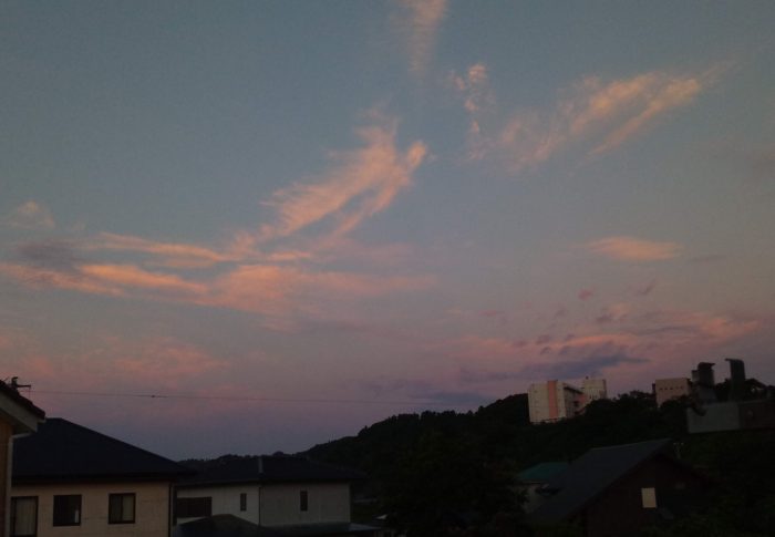 朝焼けで茜色を受けた西の雲が一瞬だけ輝きます。その一瞬に会えるのが嬉しい