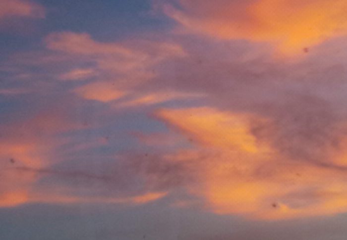 西の空は雲で覆われていましたが、西南西の雲に夕焼が反射して見えました