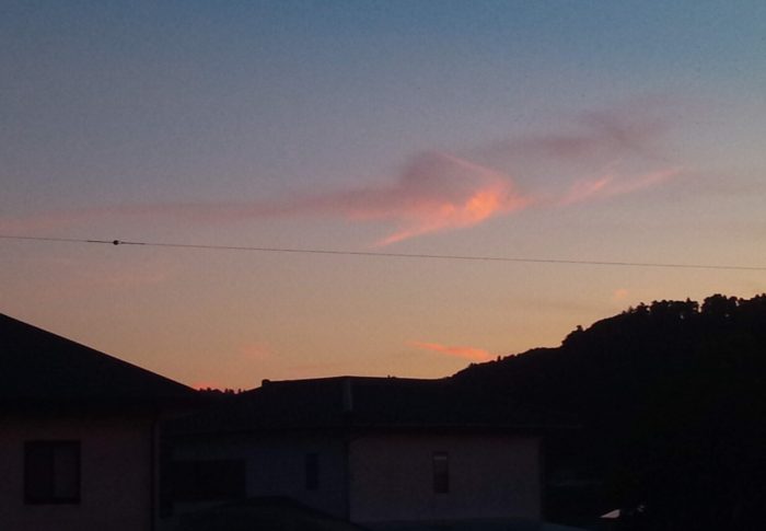 南や西南西の雲がブルーの空にピンクの雲、夕焼が無くていきなり残照が現れました