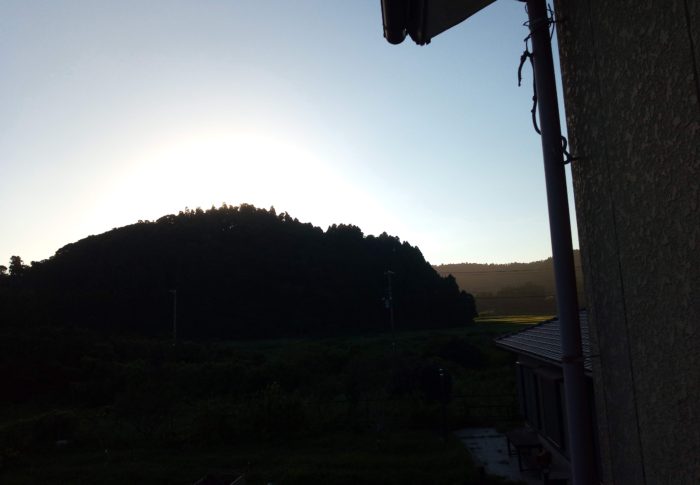 昨日吹きまくった風も止み、穏やかに日が暮れて行きました