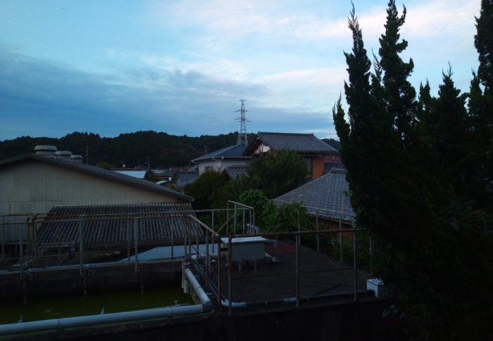 昨夕、西から東へ一エネルギーのありそうな一文字雲をみました