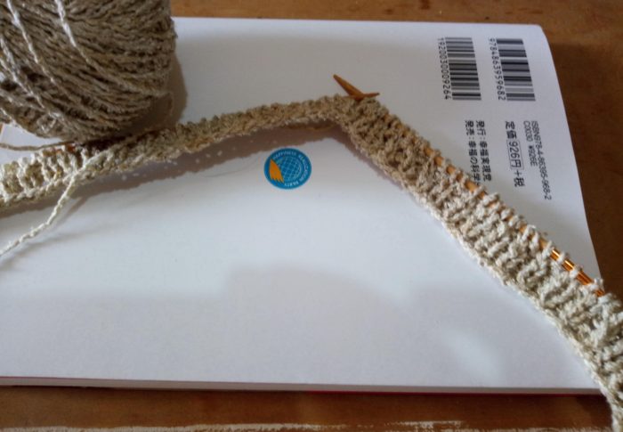 麻100％の下着は売っていないし、それに大変高価なのです。自分で編むしかない！