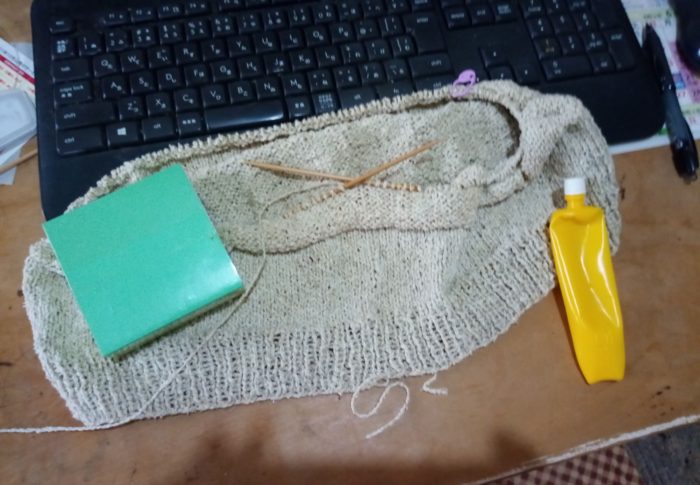 ようやく手指が編み物の感触を想いだして来ました