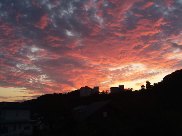 凄い色の夕焼け・残照になりました。昨日の地震の後だからなぁ…。