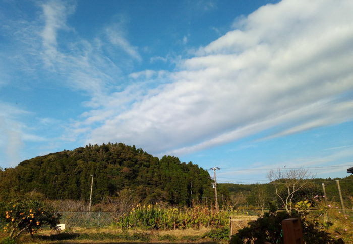 久し振りに出たエネルギー溢れる一文字雲！咋日は3時台から地震が無い。