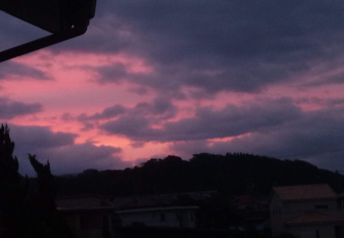 全体に広がる朝焼けか！？強烈なのが来たぞ、と思ったら…。