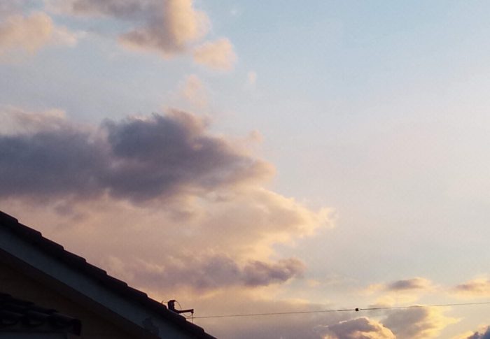 ドラゴンみたいな面白い形の雲が南西から並んでやって来ました。