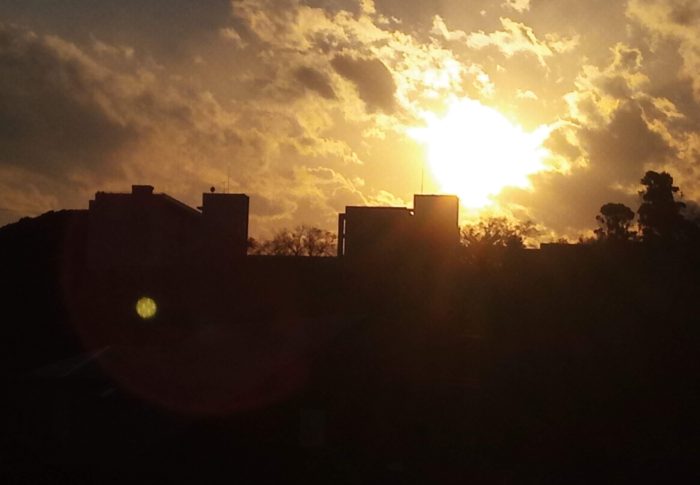 日没の時には太陽は校舎の北側（右）に沈んで行きました。