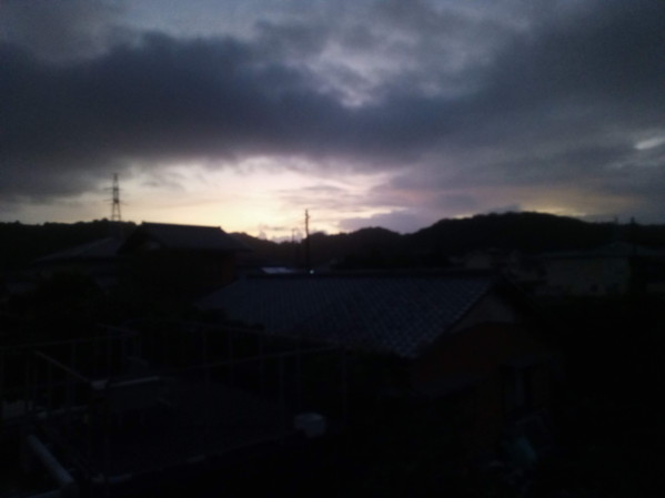 意外にも東は綺麗にクリアでした。明るい黄金色の光が届きました。