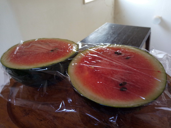 大きさは本来の四分の一でしたが、甘い西瓜は美味しかったですよ。