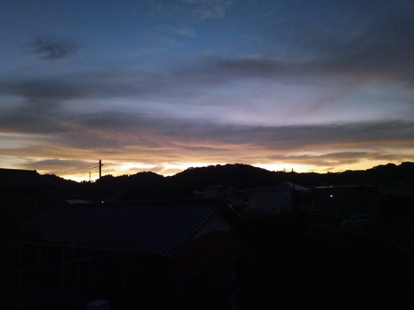 不思議ですよねぇ。色と言い、形といい、雲は同じ事がありません。