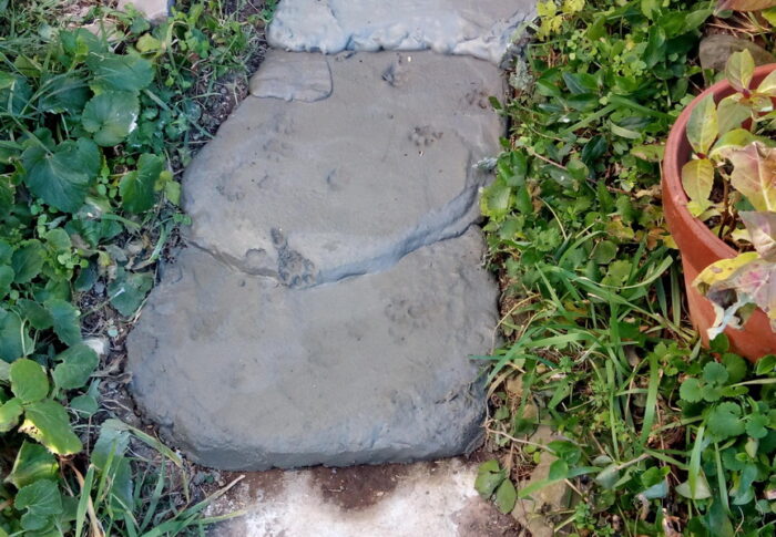 脇の通路のステップにモルタルを打ちました。😸の検印付き～♬