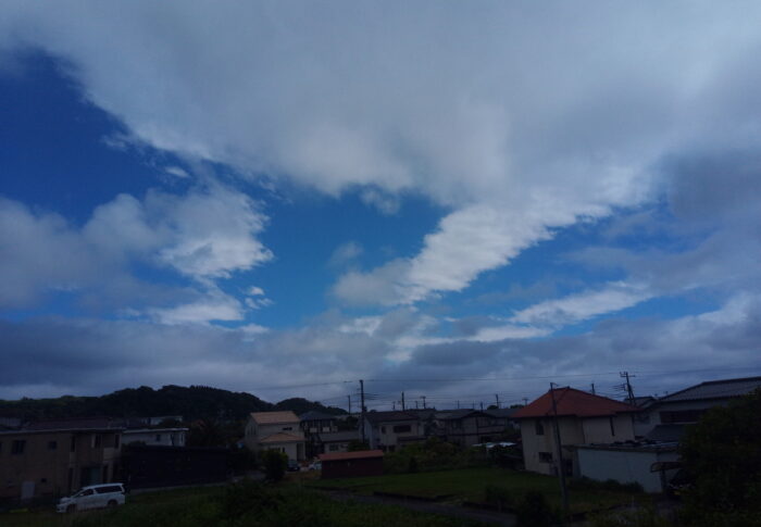 雲の間から見えた青空がとても眩しく、白雲とのコントラストが美しい一瞬。