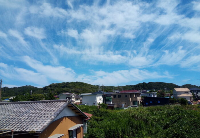 綺麗な秋の空に絹雲っぽい雲が広がっていました。方角は南東です。